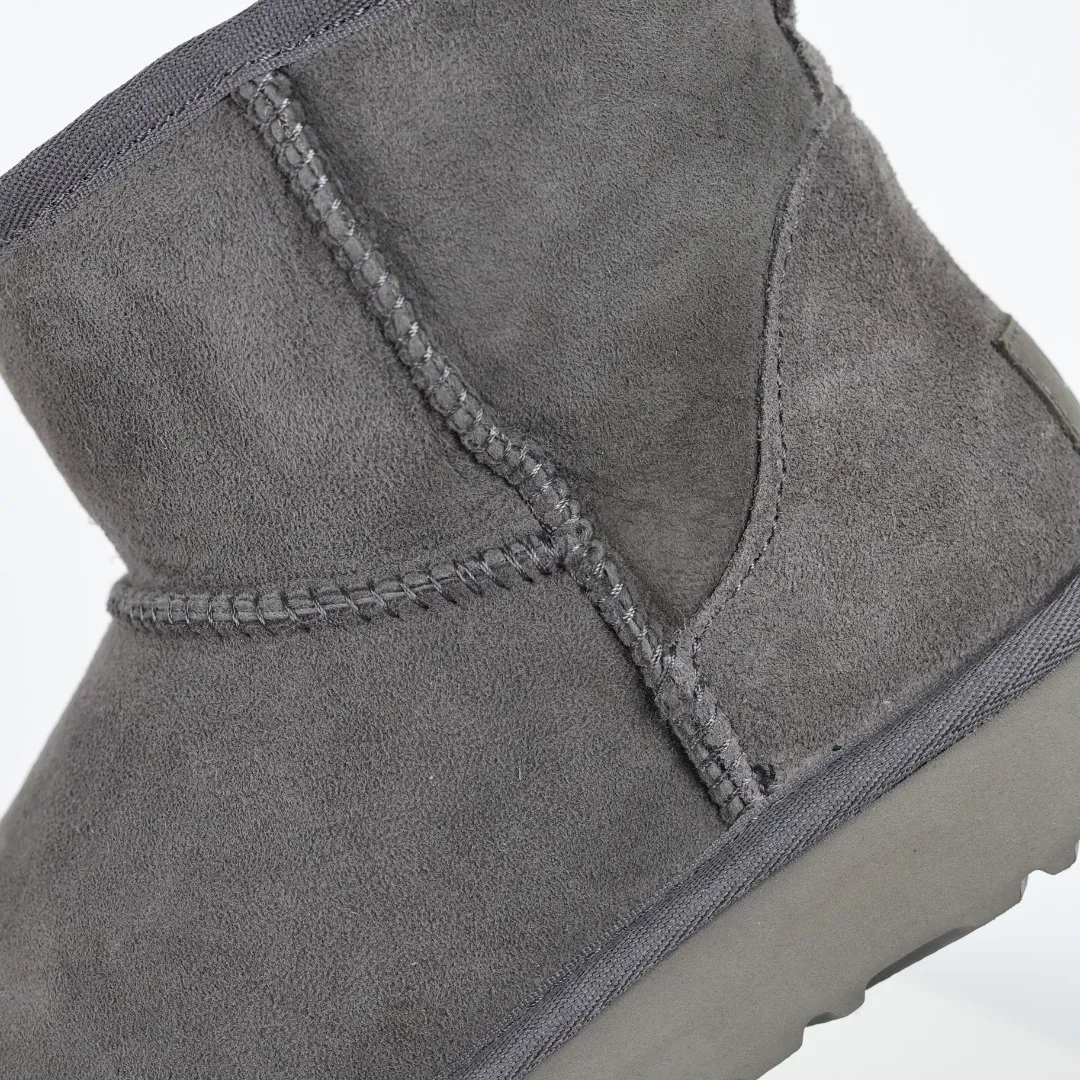 Pick up locally 💰540 Core recommendation Good price Cashmere insoles are a very suitable choice for keeping warm in winter and at home. In the new year, uug launched a series of styles, which are partial to the preferences of young consumers and have also moved to the forefront of fashion trends. Shoe body material Water-repellent coated suede upper 17mm UGGPURE™ implanted wool insole Lightweight non-slip comfortable rubber outsole With brand LOGO Trademark Comes with a full set of packaging Size: 35 36 37 38 39 40 41 42 43 44